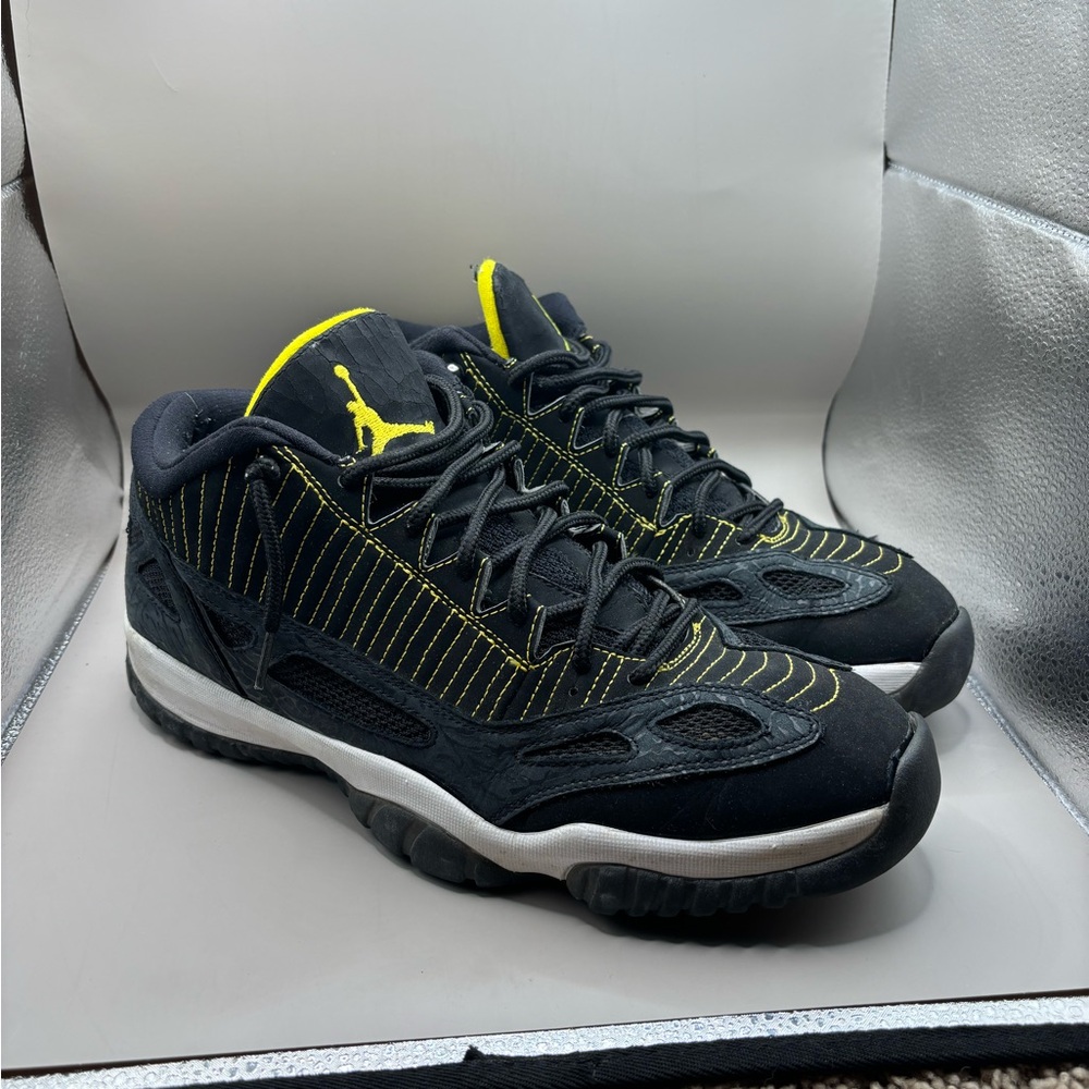 Jordan 11 low IE